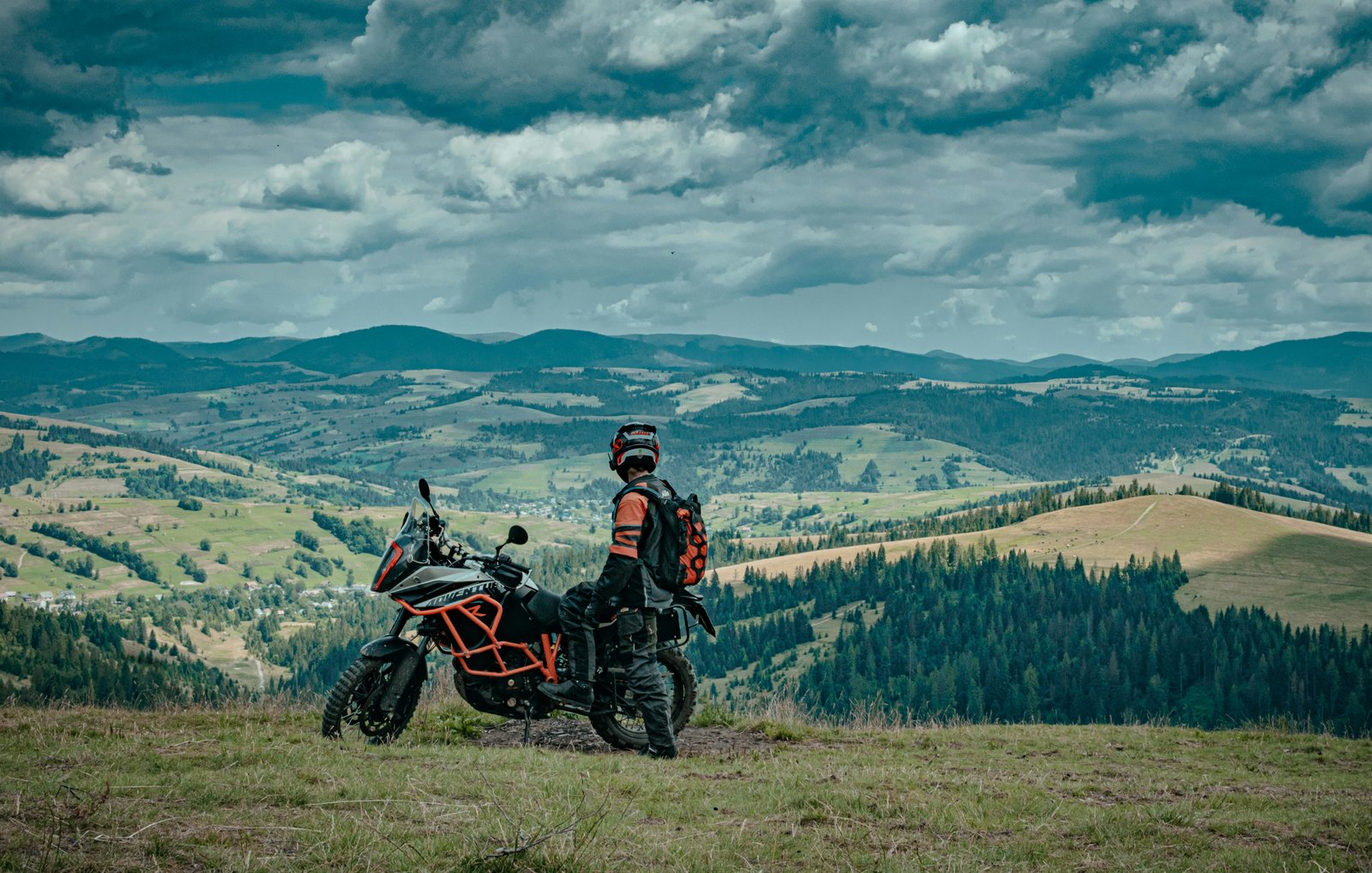 Motard sur trail KTM dans les montagnes verdoyantes de l'Atlas marocain