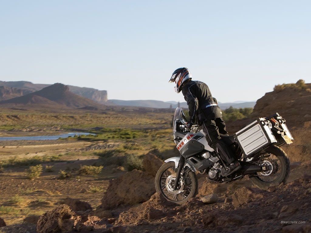 Yamaha Ténéré 700 en offroad dans le désert marocain
